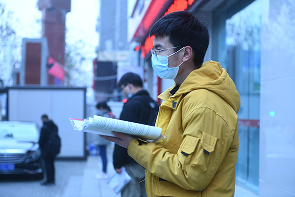 2020年12月26日，在2021年全国硕士研究生招生考试阜阳市十五中学考点，考生在进考场前抓紧时间复习。人民视觉 图