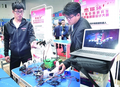 能源装备比拼 研究生显身手