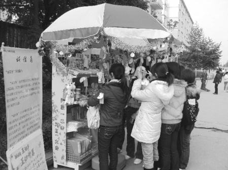 内江师院“无人值守书摊”门庭若市。