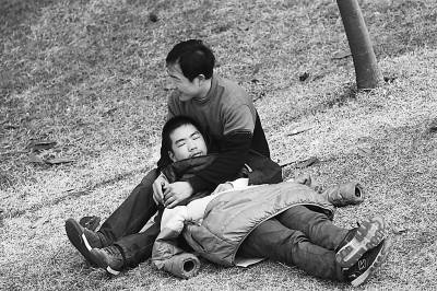 2月11日，武汉，“北约”、“华约”考试湖北大学考点，中午在草坪上休息的考生和家长。CFP供图