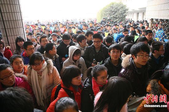 2月11日,以清华大学为代表的自主招生联盟“华约”和以北京大学为代表的自主招生联盟“北约”等高校联合自主招生考试在全国各省区市同时开考。中新社发 钟山 摄 图片来源:CNSPHOTO 2月11日,以清华大学为代表的自主招生联盟“华约”和以北京大学为代表的自主招生联盟“北约”等高校联合自主招生考试在全国各省区市同时开考。中新社发 钟山 摄 图片来源:CNSPHOTO