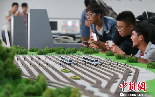 高校校友变身讲师为学弟学妹讲述大学那些事