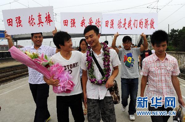 3300多名新生清华报到 网络红人“奶茶妹妹”受追捧