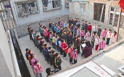　　学生们在屋顶上进行课外活动。本报记者　杨宁摄