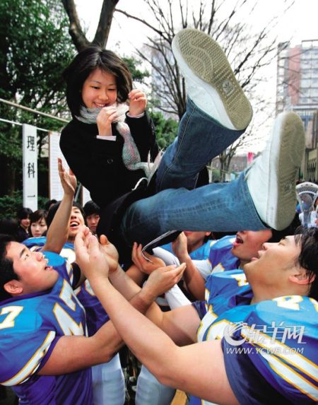 考上好大学对日本学生来说也是人生一件大事。新华社资料图