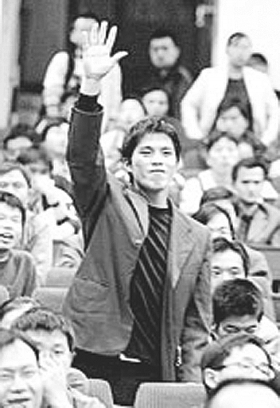 学习不仅仅应该认真听讲，接纳教师的观点，更应仔细思考，踊跃提问，与老师形成互动，得出自己的观点。