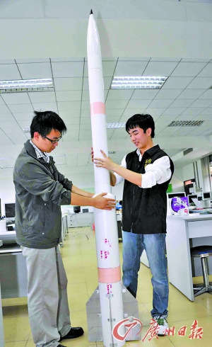 大学生在组装探空火箭。