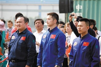 我国首次面向社会选拔女潜航员 须过英语六级