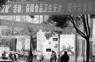 大学校园里,各种条幅纵横交错。