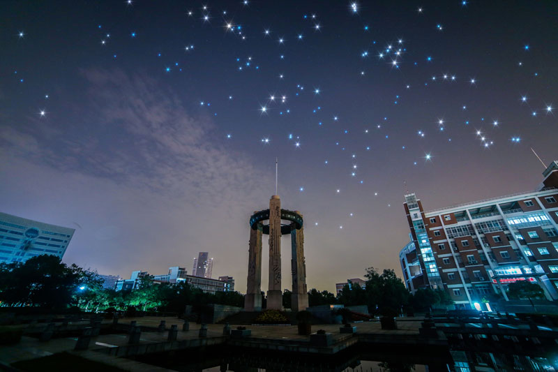 星空下的校园。(摄影 王强)