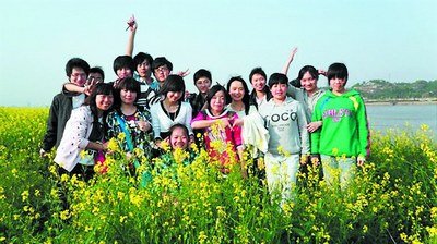 大学生自编自导自播“新闻联播” 探寻背后故事
