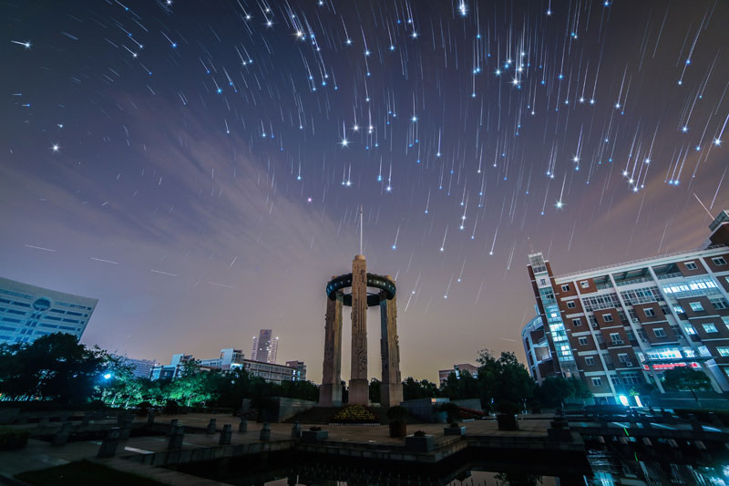 仿佛流星雨降临的校园。(摄影 王强)