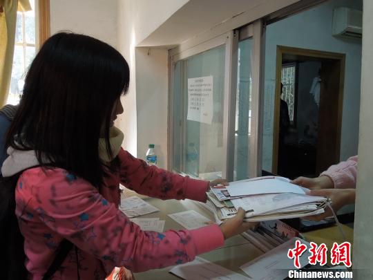 网络时代书信被遗忘大学生志愿者争当“信使”