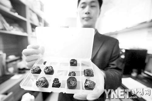  高超教授展示制造出的“全碳气凝胶”的固态材料