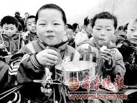 爱心人士发起公益活动 政府接棒“免费午餐”
