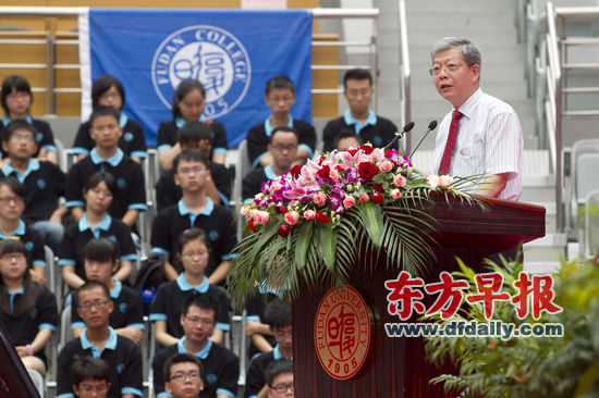 复旦大学正大体育馆，杨玉良校长在2012级新生开学仪式上致辞。早报记者 鲁海涛 图
