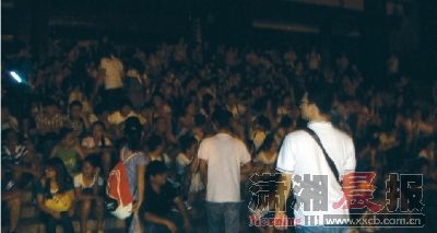 湖南师大开学首夜数百名学子通宵排队抢座(图)