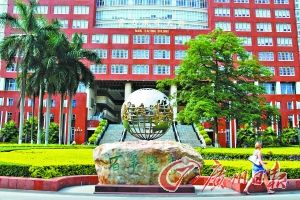 暨南大学主教学楼用“富力”冠名。实习生罗知锋 记者 黄澄锋