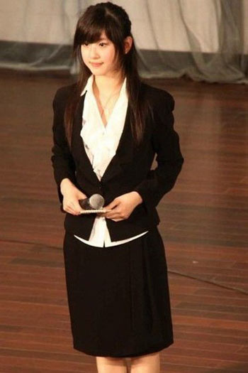 3300多名新生清华报到 网络红人“奶茶妹妹”受追捧