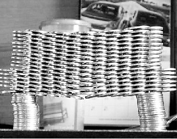 工科男生用硬币搭建“悬空”建筑走红网络（图）