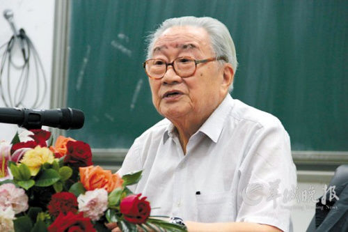 著名行政学家、“中国MPA之父”夏书章教授正在向大学生们讲述自己的大学生活。(张雨南 摄)